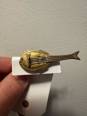 Vintage MMA Fish Guitar Brooch Pin Metropolitan Museum of Art Gold Tone Novelty